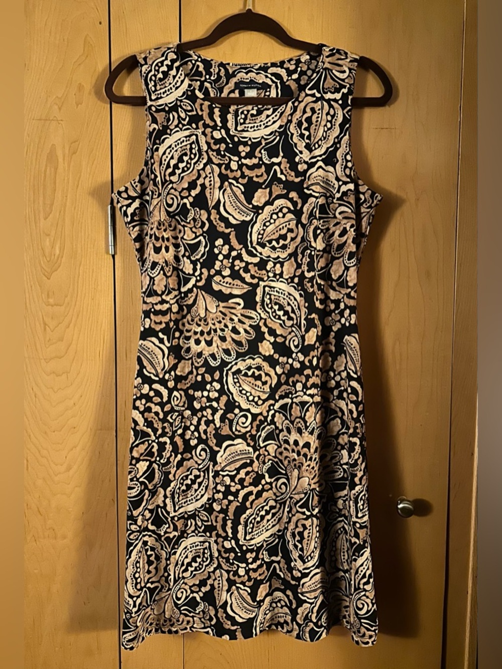 Tommy Hilfiger Sleeveless Knee-Length Paisley Shift Dress | Tan/Black | Size 4